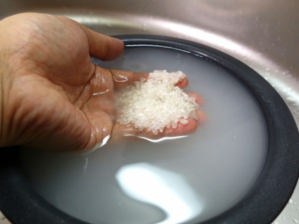 お米を水に入れて放置は日持ちする？日持ちや安全性についてお答えします。